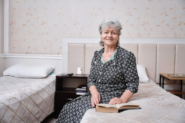 пожилая бабушка пожилая бабушка